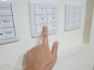 【電動シャッターが途中で止まった!?】原因と対処法をわかりやすく解説します！