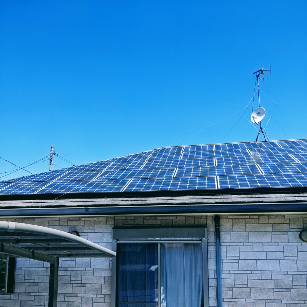 太陽光パネルの設置された屋根の写真